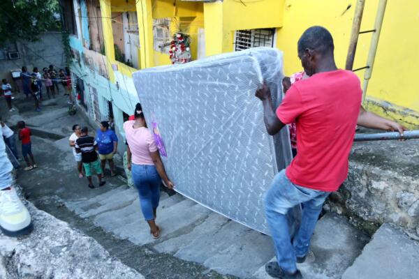 Afectados por inundación reciben ayuda  en SDE. Foto: Fuente externa. 