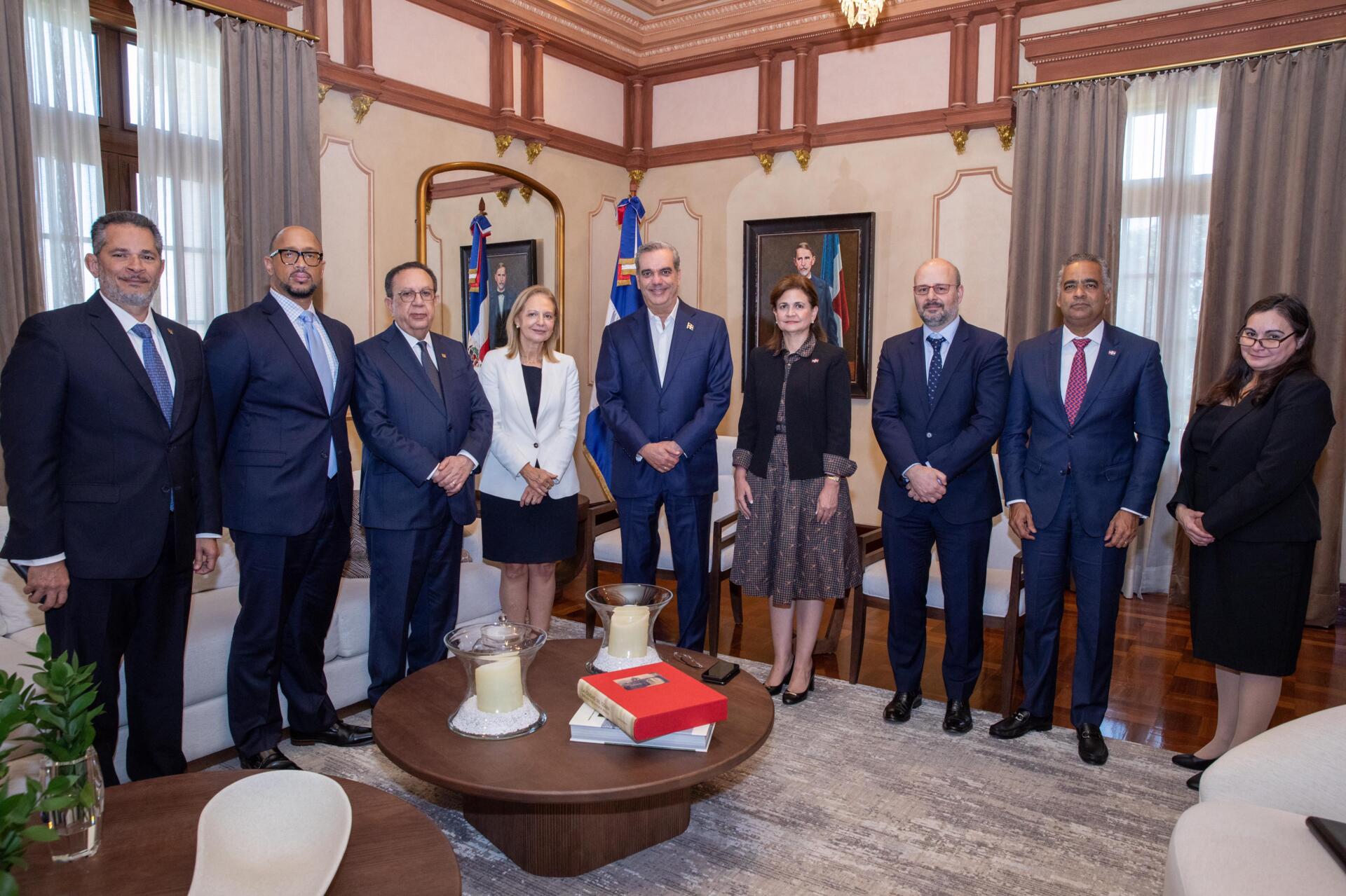 Presidente Abinader junto a misión del FMI y otros funcionarios de su gobierno. Foto: fuente externa