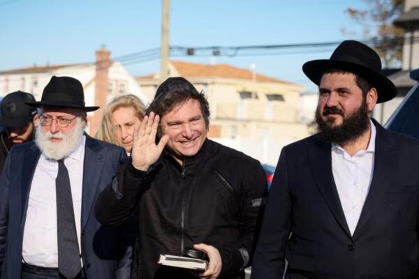 El presidente electo de Argentina, Javier Milei, saluda a la gente el día de su visita al lugar de descanso del rabino Lubavitcher, en el cementerio Old Montefiore en Queens, Nueva York, EEUU. Foto: fuente externa.