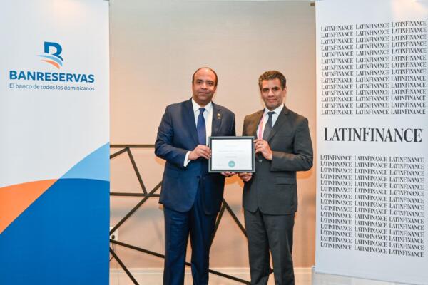 Samuel Pereyra recibe reconocimiento.
Foto: fuente externa