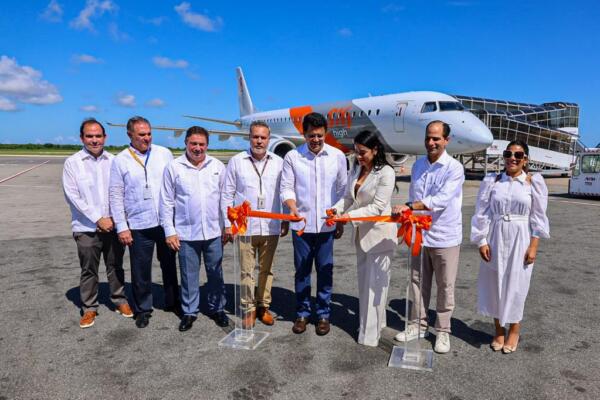 David Collado, ministro de turismo y Cesarina  Beauchamp, directora comercial, cortando la cinta en el vuelo inaugural de SkyHigh Dominicana. (Foto: Fuente externa). 