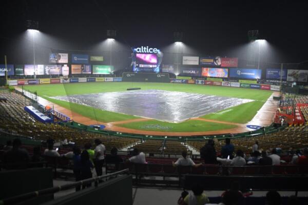Las Estrellas ganaban este partido a Leones 5-0 en la parte alta del segundo, cuando llegó la lluvia que obligó a detener las acciones.