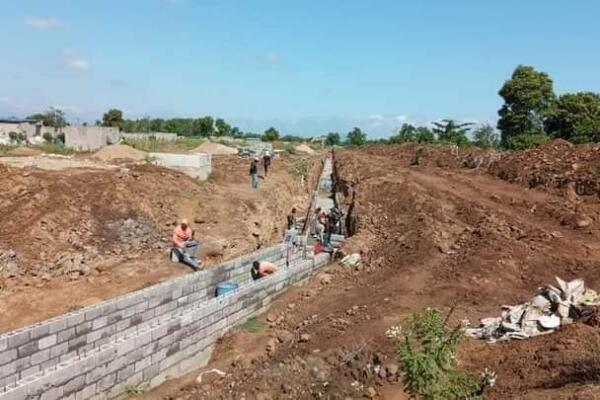 Haitianos trabajan en la construcción de canal para desviar aguas del río Masacre. Foto: Fuente externa 
