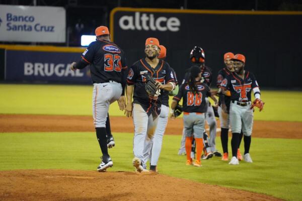 Toros celebran victorias frente a los Gigantes