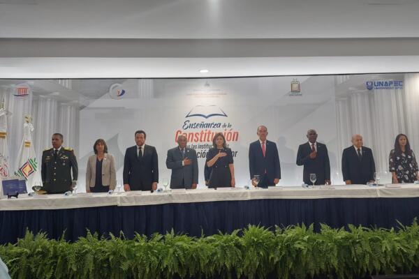 Rectores, maestros y funcionarios del Gobierno durante acto. Foto: Fuente externa 