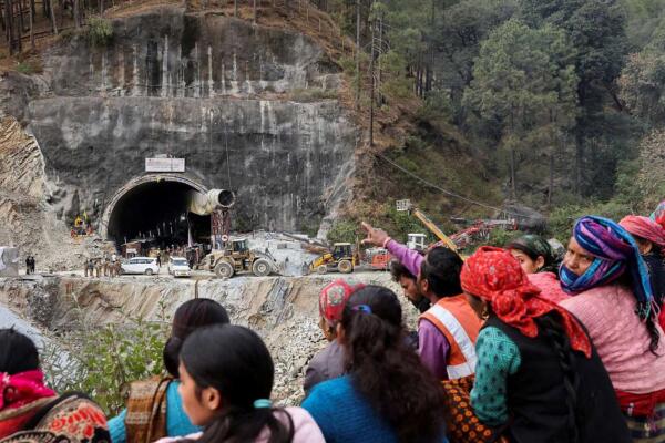 Varias personas esperan en el exterior del túnel en el que se están llevando a cabo las operaciones de rescate. Foto fuente externa.