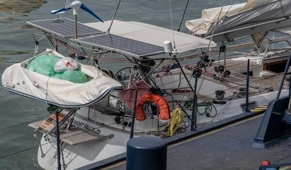 El velero 'Night Falls' interceptado a 30 millas náuticas, 55,5 kilómetros, de la costa cantábrica española con 2.000 kilos de cocaína valorados en 70 millones de euros.
