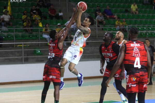 Víctor Liz ataca en el quinto juego decisivo de cuartos de final entre Caribbean y Motilones en la Liga Nacional de Baloncesto Colombiano