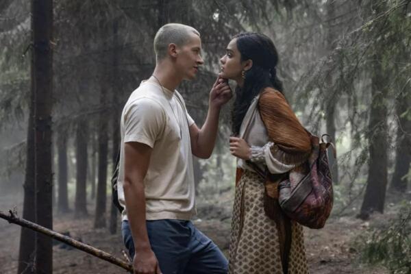 Tom Blyth, izquierda, y Rachel Zegler en una escena de “The Hunger Games: The Ballad of Songbirds and Snakes” (Foto fuente externa).