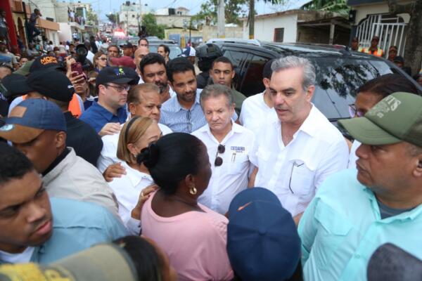 Presidente Luis Abinader durante un recorrido en el país. (Foto: Fuente Externa)