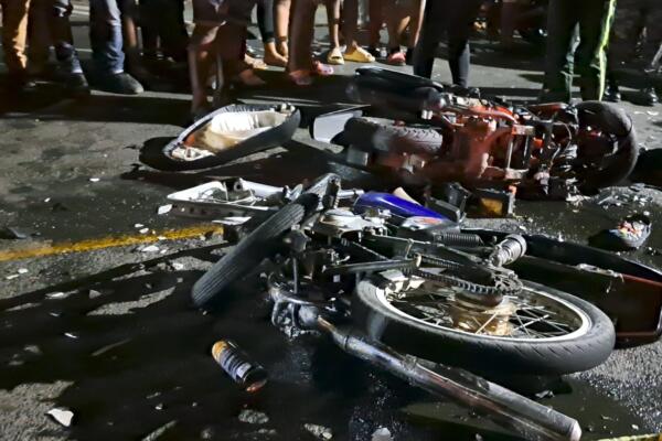 Dos jóvenes mueren al chocar motocicletas; se presume realizaban carreras clandestina
