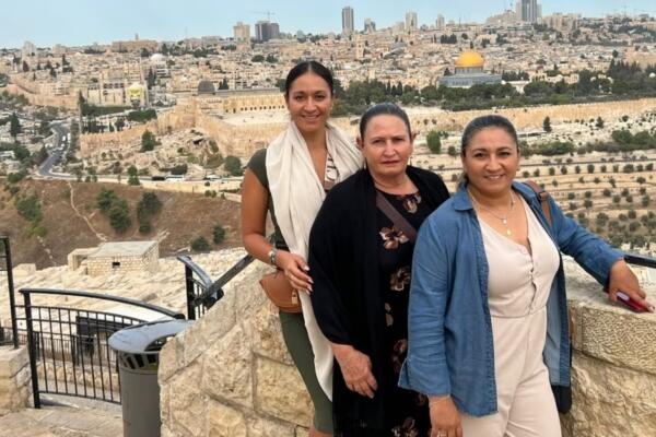 Yolanda Inchauregui, una veterana mexicoestadounidense que viajó a Israel junto a su madre y hermana, antes del conflicto entre Israel y Hamás (Foto fuente externa).
