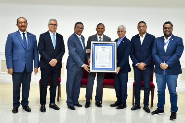 Fernando Tatis es reconocido en el senado por su trayectoria