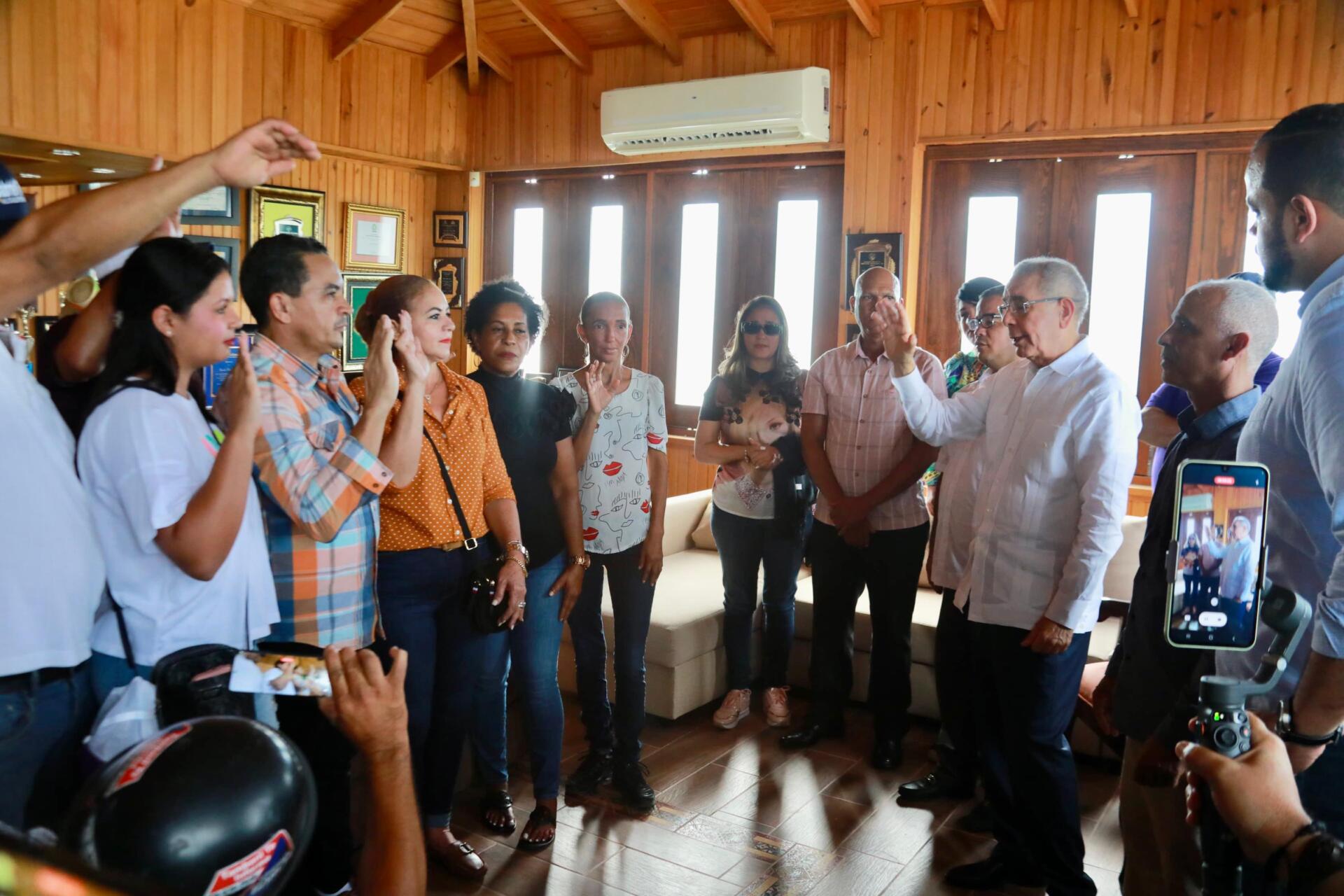 Danilo Medina recibe 80 dirigentes de Alianza País que se integran al PLD (Foto de fuente externa)
