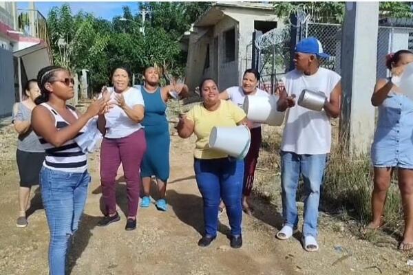 En Los Alcarrizos llevan más de 30 año sumidos en el abandono por parte de las autoridades