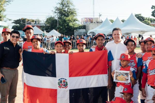 Niños junto al ministro de la Vivienda y Edificaciones en inicio de reconstrucción del play