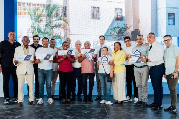 Carlos Bonilla realiza entrega  a beneficiarios. FOTO: Fuente externa 