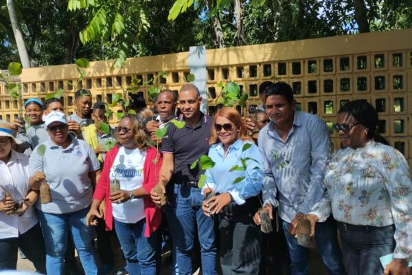 Autoridades inician jornada de poda  e iluminación del  Complejo Deportivo de SPM. (Foto: Fuente Externa)
