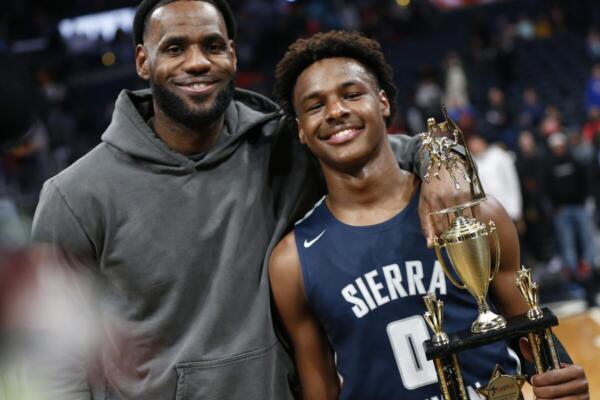 Lebrón James y su hijo Bronny. FOTO: Fuente externa.