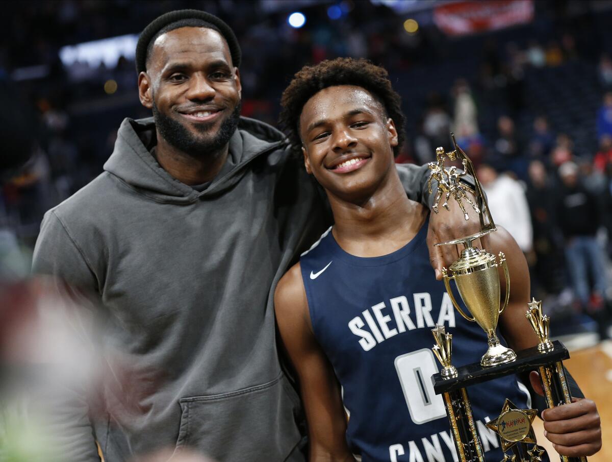 Lebrón James y su hijo Bronny. FOTO: Fuente externa.