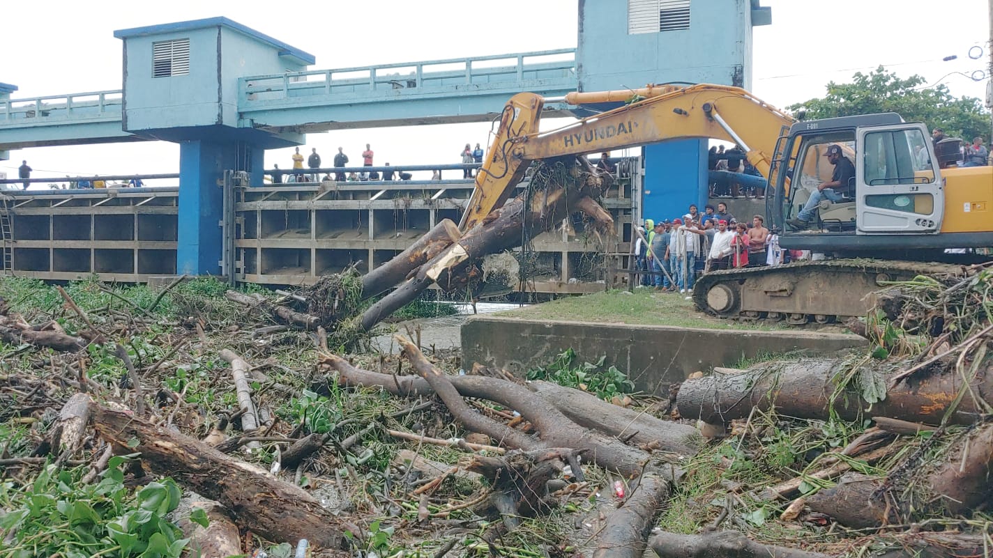 INDRHI limpia cabecera de los puentes del río Nagua