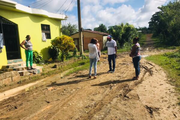 Gobernadora de Monte Plata da seguimiento a  afectados por disturbio. (Foto: Fuente Externa)