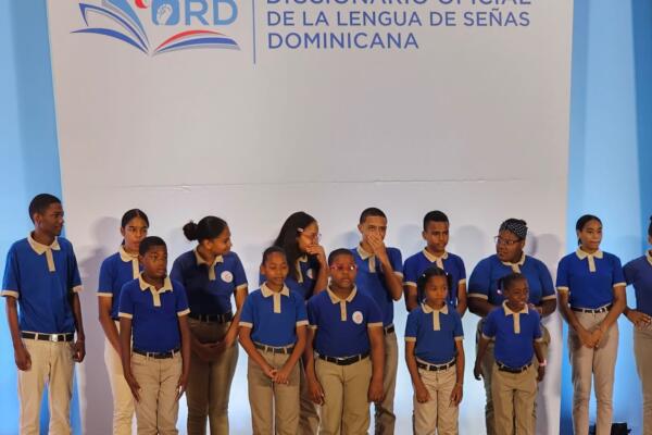 Ponen en circulación el primer Diccionario Oficial de la Lengua de Señas en RD. (Foto: Fuente Externa)
