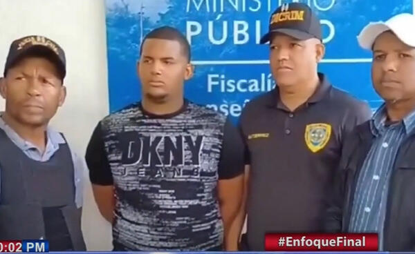 Foto del momento que entregaron a Jhoandy Acevedo. (CDN Digital).