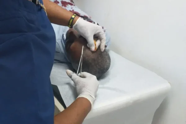Alcalde Harry Bruno recibiendo asistencia en el Hospital Dr. Elio Fiallo, tras ser agredido. FOTO: Fuente externa.