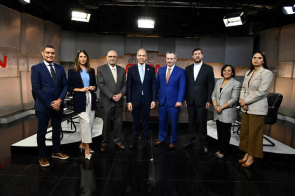Martín Polanco, Katherine Hernández, Nelson Rodríguez, Edwin de los Santos, William Malamud, Manuel Estrella, Alba Nely Familia y Julissa Céspedes conversaron sobre temas diversos, entre ellos la inversión extranjera, el comercio, la seguridad jurídica y la economía.