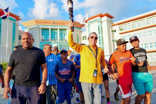 Alcalde Manuel Jiménez activa antorcha. / Fuente interna.
