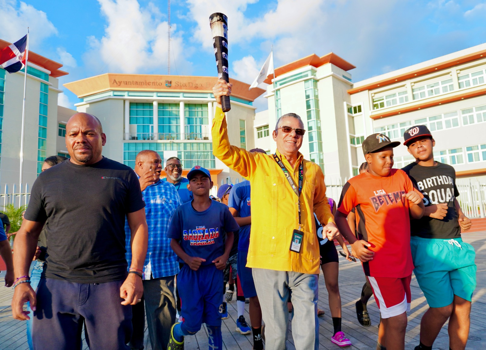 Manuel Jiménez activa antorcha de IV Juegos Deportivos de Santo Domingo Este