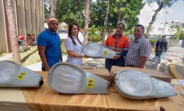 Ayuntamiento de Cotuí recibe lámparas donadas por Barrick Pueblo Viejo para iluminación  de calles
