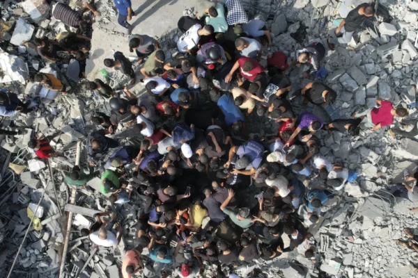 Palestinos buscan sobrevivientes entre los escombros que dejó un bombardeo israelí, el domingo 5 de noviembre de 2023, en el campamento de refugiados Maghazi, en la Franja de Gaza.