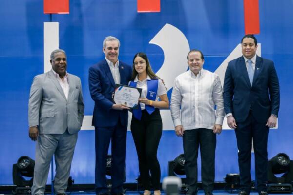 Foto de la graduación del programa “Oportunidad 14-24”. (CDN digital).