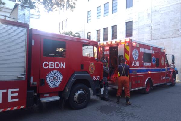 6 unidades de lo bomberos trabajando, el conato de incendio de produjo en la  cocina área de Recursos Humanos