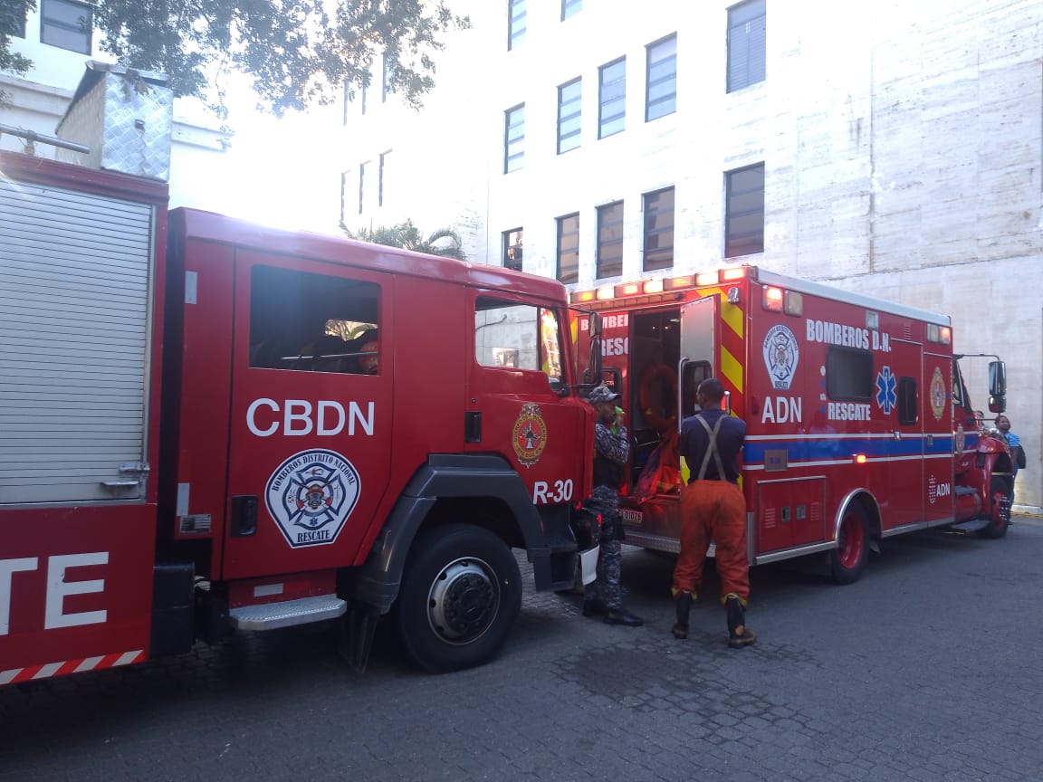 Ministerio de Educación afirma incendio afecta edificio central está controlado