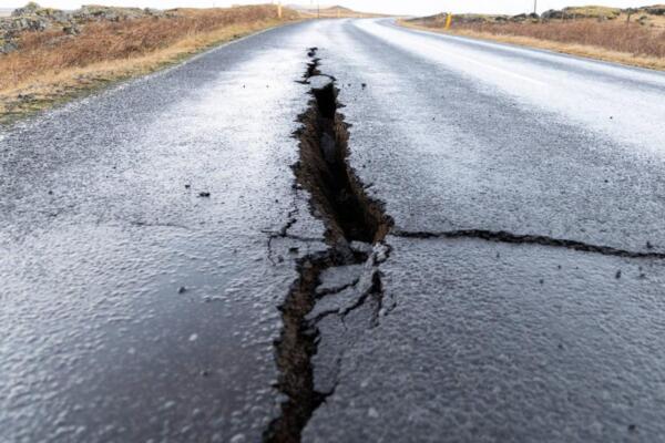 Carreteras agrietadas en Islandia. FOTO: Fuente externa.