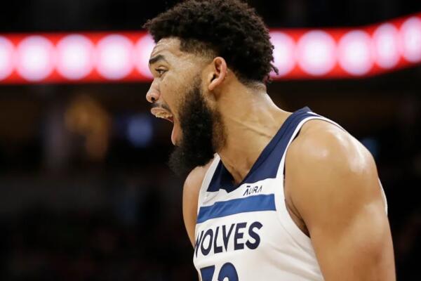 Karl Anthony Towns le regala un tapón de lujo a Klay Thompson