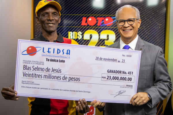 Lotería Electrónica Internacional Dominicana entrega certificado al ganador de la Loto. / Fuente interna.