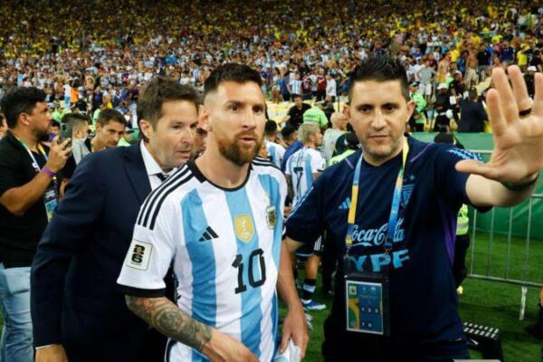 Messi tomó la decisión de que su equipo se retirara del campo ante los incidentes en la tribuna. / Fuente externa.