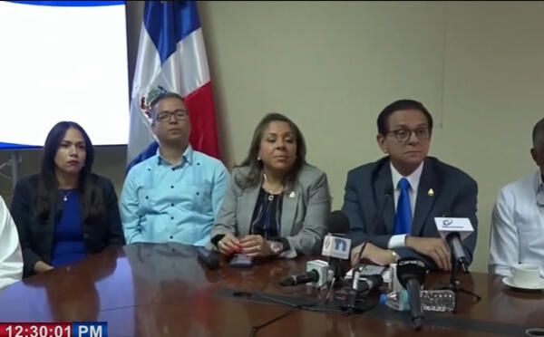 Ministro de Salud Pública junto aparte del gabinete de esa institución (Foto de fuente interna).
