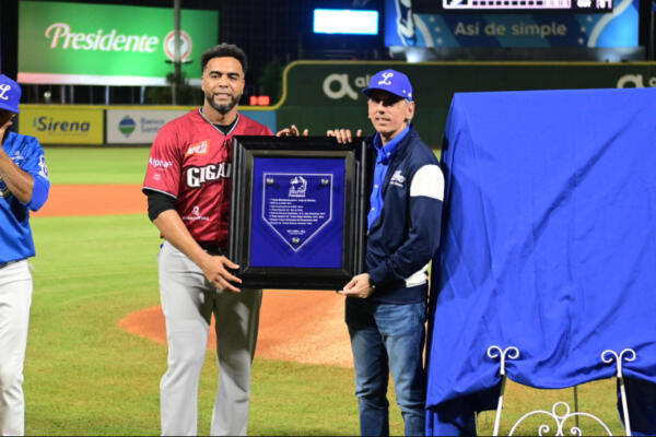 Nelson Cruz homenajeado por el Licey. 