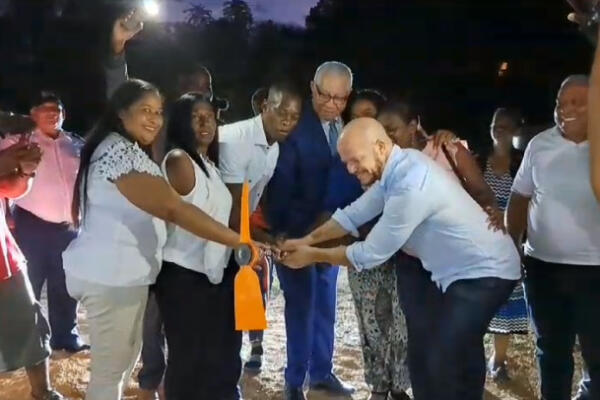 Dan primer picazo para construcción del mercado de Monte Plata