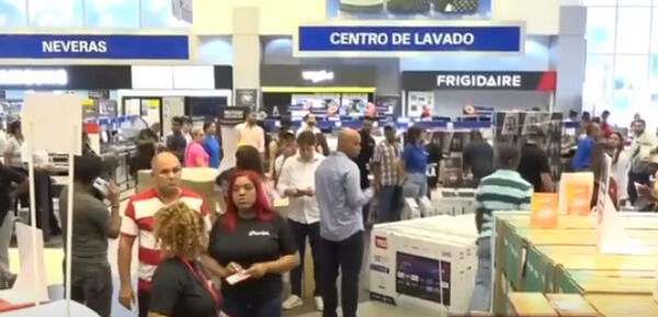 Dominicanos aprovechan ofertas del Viernes Negro. (CDN digital)