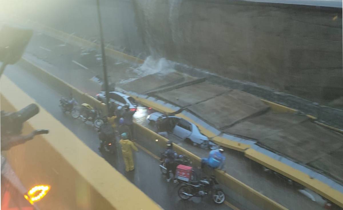 Colapsa pared en la 27 de febrero y cae sobre varios vehículos