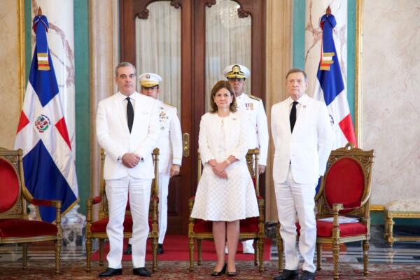 El presidente Luis Abinader junto a la vicepresidenta, Raquel Peña y el canciller Roberto Álvarez. / Fuente interna.