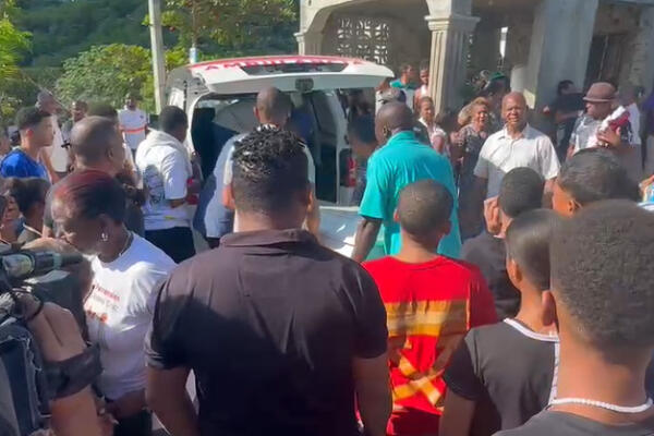 Familiares y amigos de Gissel Joaquín Sosa le dan el último adiós. / Fuente interna.