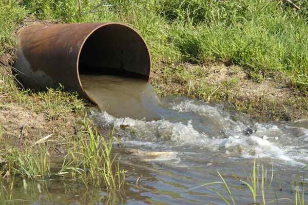 Residentes demandan resolver problema de aguas residuales en Jinova, San Juan. (Foto: Fuente Externa)