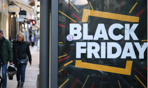 Comerciantes con ofertas de Black Friday. / Fuente externa.